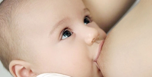 Почему материнское молоко – лучшая еда для ребенка