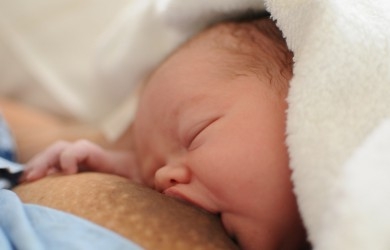 Как правильно кормить ребенка грудью