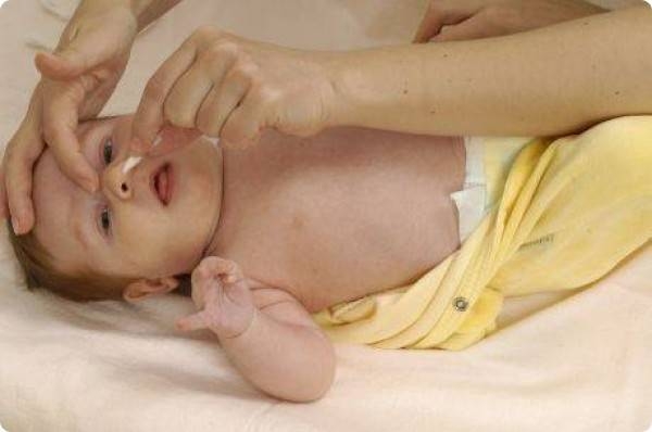 Уход за носом новорожденного