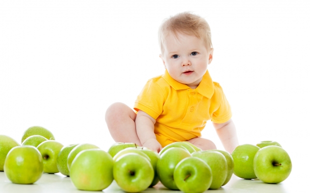 Когда дают ребенку яблоко