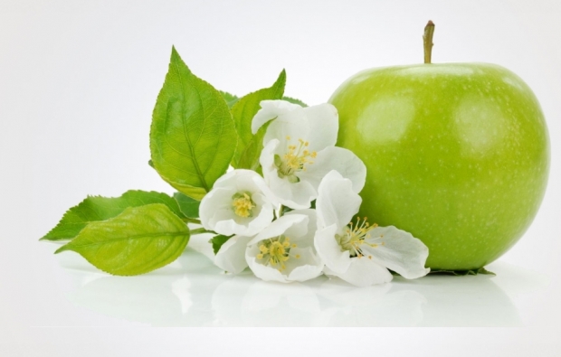 Свежее яблоко ребенку